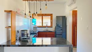 uma cozinha com uma bancada e um frigorífico em Dream Beach Cumbuco Superior Oceanfront Apartments em Cumbuco