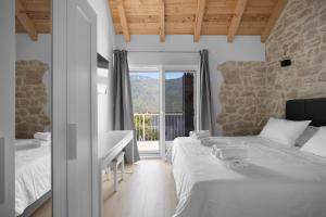 Posteľ alebo postele v izbe v ubytovaní Villa Sulic - Heated Pool and Mountain View + 37 fotografií