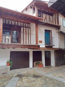 Casa con 2 puertas de garaje y balcón en Casa Cefita, en Madroñal