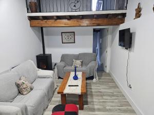 Sala de estar con 2 sofás y mesa en Casa Cefita, en Madroñal