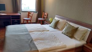 Ein Bett oder Betten in einem Zimmer der Unterkunft Landgasthaus Oberbillig
