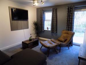 a living room with a couch and a chair at 4 Bed Luxury Townhouse - Parking - Lincoln in Lincoln