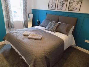 a bedroom with a large bed with two pillows on it at 4 Bed Luxury Townhouse - Parking - Lincoln in Lincoln