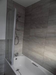 uma casa de banho com um chuveiro e uma banheira em 4 Bed Luxury Townhouse - Parking - Lincoln em Lincoln