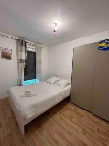 ein Schlafzimmer mit einem großen Bett in einem Zimmer in der Unterkunft Appartement 3 chambres avec parking, près d’Orly in Antony