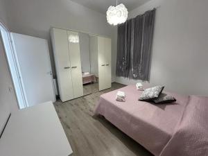 a bedroom with a bed and a large mirror at Home Sweet Home in Guarrato