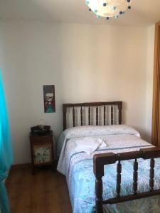 1 dormitorio con 1 cama y 1 mesa con lámpara en 15 VENCEJOS, en Montemayor de Pililla