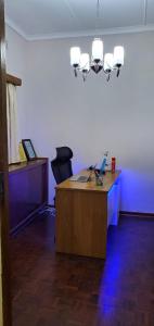 - un bureau avec un ordinateur portable dans l'établissement R.KAWIMBE FURNISHED APARTMENTS, à Lusaka