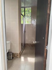 La salle de bains est pourvue d'une douche, de toilettes et d'une fenêtre. dans l'établissement Estancia Don Heli, à San Francisco