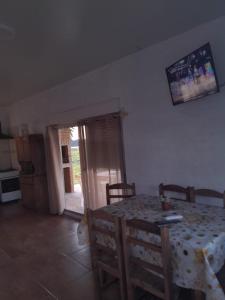 a dining room with a table and chairs and a kitchen at Estadía Nuestro Sueño in Colonia del Sacramento