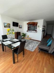 sala de estar con mesa y sofá en Excelente ubicación Apartamento Viña del Mar en Viña del Mar