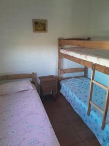 Zimmer mit 2 Etagenbetten und einem Tisch in der Unterkunft Estadía Nuestro Sueño in Colonia del Sacramento