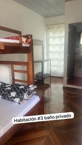 Hotel el Recuerdo في سان جيل: غرفة بسريرين بطابقين وحمام