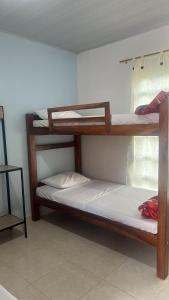 Łóżko lub łóżka piętrowe w pokoju w obiekcie Hotel el Recuerdo
