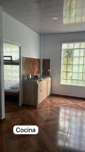 pusty pokój z kuchnią i łóżkiem w obiekcie Hotel el Recuerdo w mieście San Gil