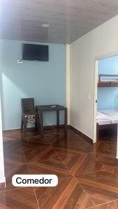 Hotel el Recuerdo في سان جيل: غرفة مع طاولة وسرير ومكتب