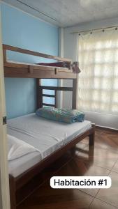 سرير بطابقين أو أسرّة بطابقين في غرفة في Hotel el Recuerdo