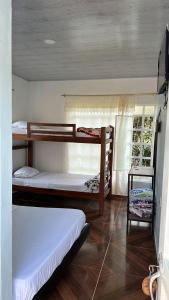 Pokój z 2 łóżkami piętrowymi i oknem w obiekcie Hotel el Recuerdo w mieście San Gil