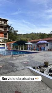 Hotel el Recuerdo في سان جيل: منتجع فيه مسبح ومبنى