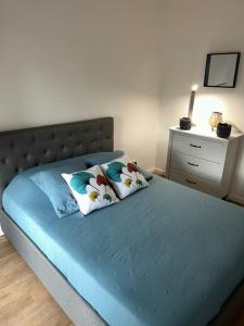 uma cama com duas almofadas num quarto em Azur em Toulouse