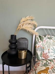 Postel nebo postele na pokoji v ubytování Luxury Stylish studio Flat +spacious Bathroom-no 6