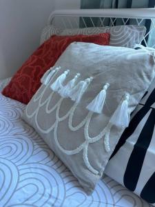 een deken op een bed met een kussen erop bij Luxury Stylish studio Flat +spacious Bathroom-no 6 in Leicester
