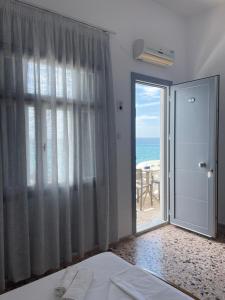 Posteľ alebo postele v izbe v ubytovaní Chrisopetro Rooms