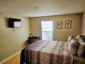 una camera con un letto e una televisione di Da.Luxe Cottage Mtn Island Area on 1.56 Acres a Charlotte
