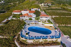 una vista aérea de un complejo con una gran piscina en Pansion Villa Antonio en Orebić