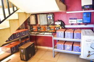 Appartement/Studio meublé a Bangui في بانغي: غرفة بها درج ورفوف مع حقائب