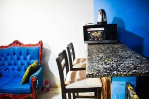 une cuisine avec un comptoir, une table et des chaises dans l'établissement Appartement/Studio meublé a Bangui, à Bangui