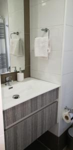 uma casa de banho com um lavatório e um espelho em Mirador Uno em Concepción