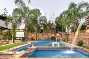 una piscina en un patio trasero con una fuente en Quinta Alondra casa campestre, en Los Sauces