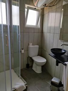 uma casa de banho com um WC e um lavatório em Vila dos Avós na Figueira da Foz