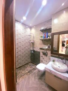 y baño con ducha, aseo y lavamanos. en Appartement au centre d´agadir, en Agadir