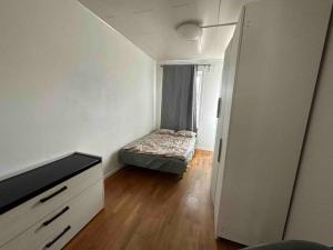 Dormitorio pequeño con cama y vestidor en Iridsbo Lockarp gård en Malmö