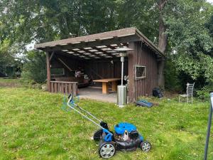 a toy car in the grass in front of a shed at Iridsbo Lockarp gård in Malmö