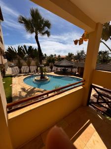- Balcón con vistas a la piscina en Cumbuco Paradise Beach Apartment, en Cumbuco