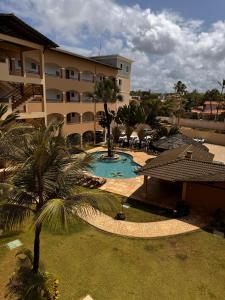 uma vista para um resort com piscina e um edifício em Cumbuco Paradise Beach Apartment em Cumbuco