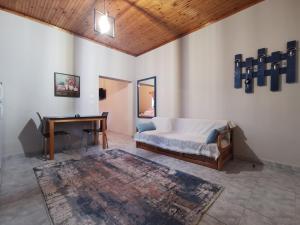 uma sala de estar com uma cama e uma secretária em Olympia Project / Χώρος Διαμονής στην Αλμωπία em Exaplátanos