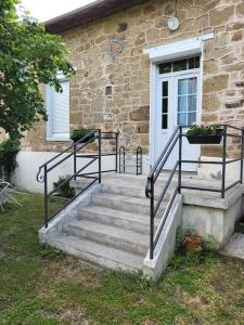 una casa de piedra con escaleras delante de una puerta en Maison de campagne avec jardin près du Périgord, en Mansac