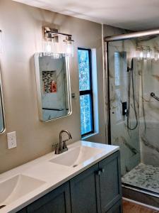 ein Badezimmer mit Waschbecken und Dusche in der Unterkunft Da.Luxe Cottage Mtn Island Area on 1.56 Acres in Charlotte + 36 Fotos