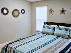 una camera da letto con un letto con due specchi sul muro di Da.Luxe Cottage Mtn Island Area on 1.56 Acres a Charlotte