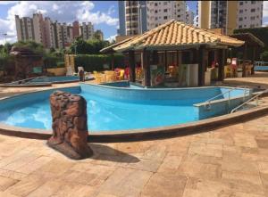 a swimming pool with a statue in the middle of it at Condominio Residencial Thermas Place in Caldas Novas