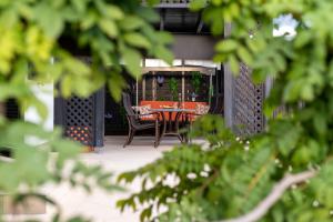 eine Terrasse mit einem Tisch und Stühlen auf einer Veranda in der Unterkunft Villa Markus in Slavonski Brod