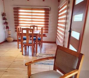 a dining room with a table and chairs at Cabaña Refugio Eluney in Villarrica