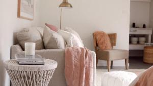 Χώρος καθιστικού στο Pearl Beach Shack, walk to beach, pet friendly +9 φωτογραφίες
