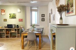 - une salle à manger et un salon avec une table et des chaises dans l'établissement Le St-Laurent - Magnifique Triplex - Calme, à Caen