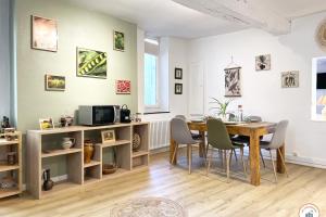 - un salon avec une table à manger et des chaises dans l'établissement Le St-Laurent - Magnifique Triplex - Calme, à Caen