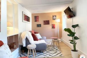 - un salon avec un canapé et une télévision dans l'établissement Le St-Laurent - Magnifique Triplex - Calme, à Caen